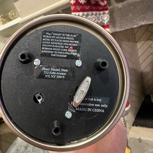 Henri Bendel Singing In The Rain NYC Shopping Girl 9" Musical Snow Water Globe - Picture 3 of 5